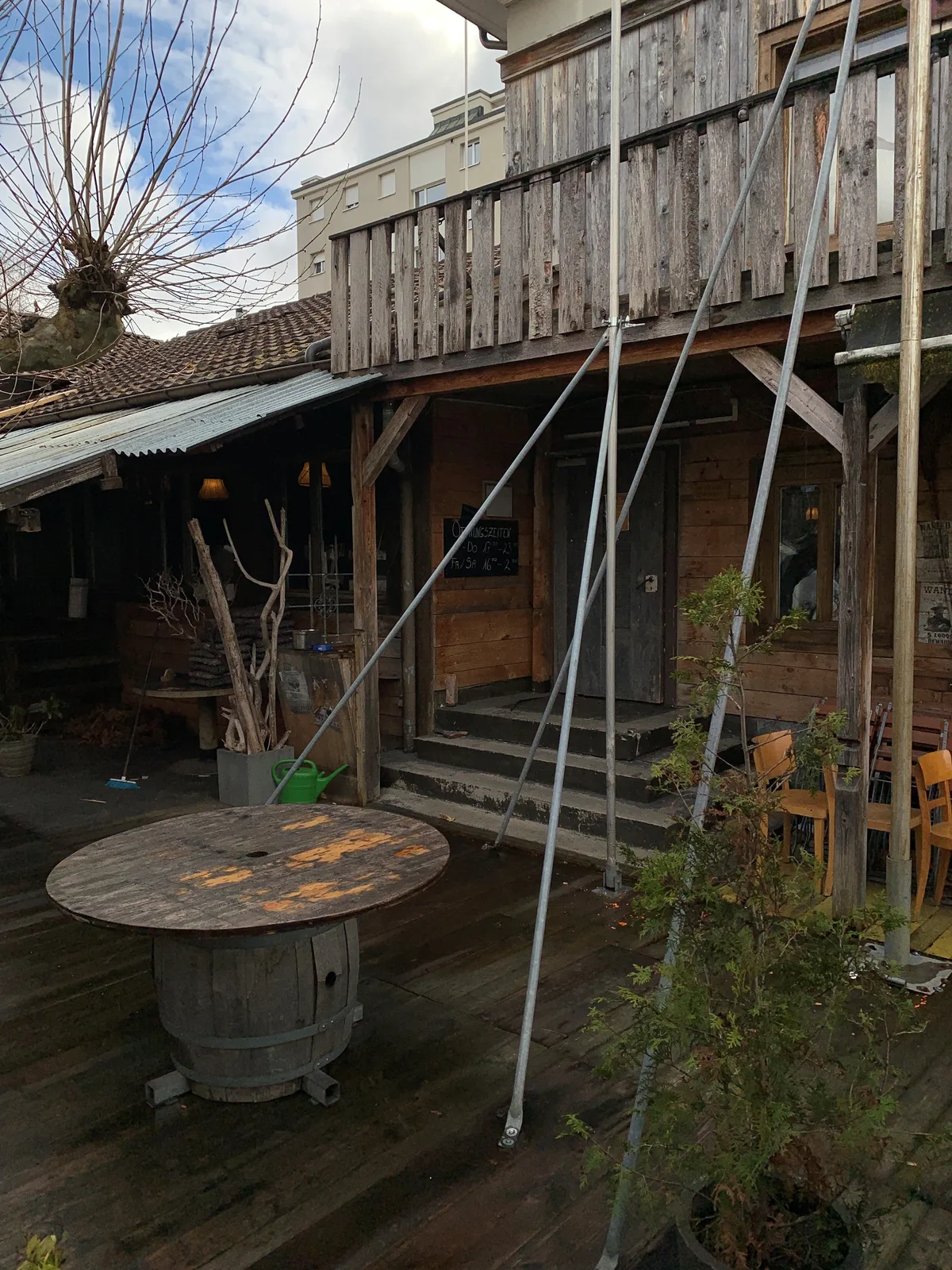 Baugespanne stehen vor der Tür des ehemaligen Restaurants Saloon.