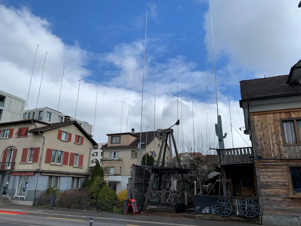 Mehrere alte Häuser und dazwischen viele Baugespanne.