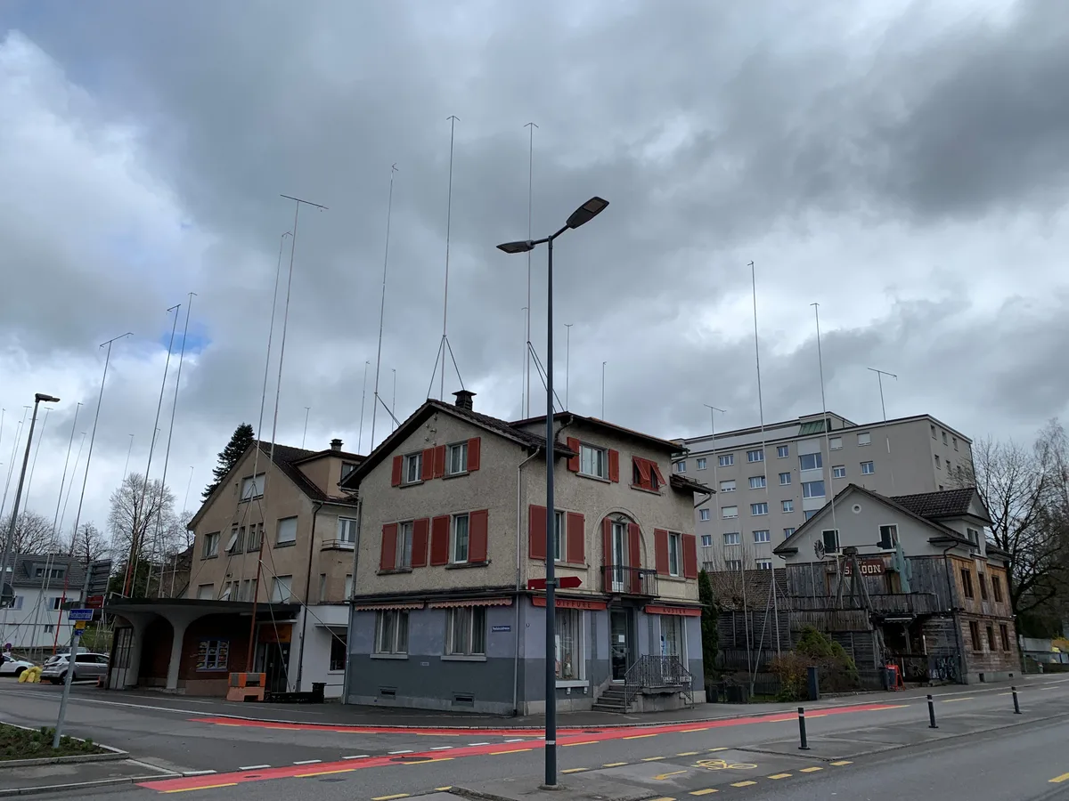 Baugespanne auf dem Gestaltungsplangebiet Pestalozzistrasse in Wetzikon am 31. März 2026; betroffen sind unter anderem der «Saloon» in Wetzikon sowie die Tankstelle.