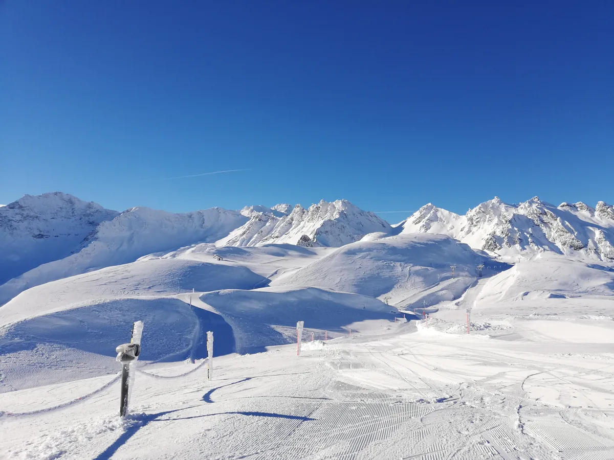 Eine schneebedeckte Berglandschaft.