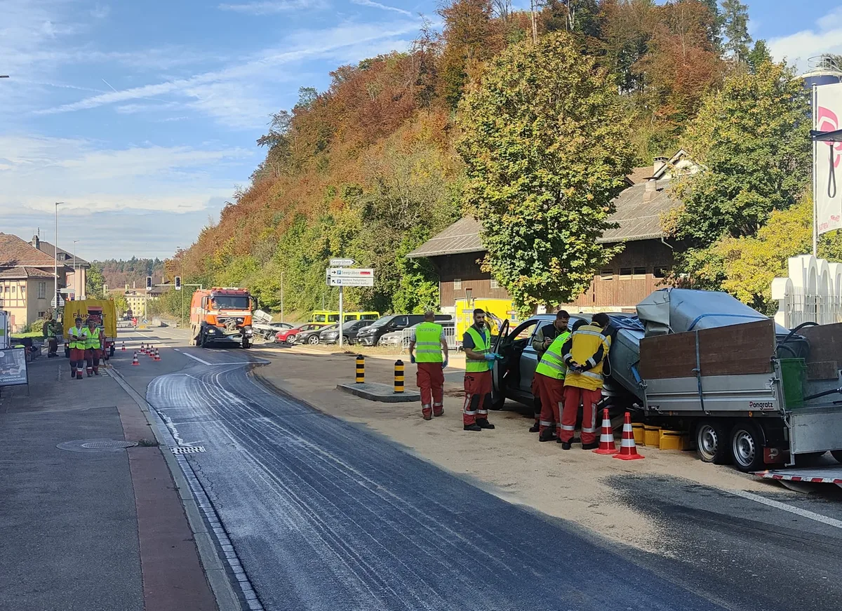 Bei einem Bremsmanöver und anschliessender Auffahrkollision stürzten am Donnerstagmittag (19.10.23) im Aathal auf einem mitgeführten Anhänger zwei Tanks um, welche mit jeweils ca. 1000 Liter Heizöl befüllt waren. Bei einem Bremsmanöver und anschliessender Auffahrkollision stürzten am Donnerstagmittag (19.10.23) im Aathal auf einem mitgeführten Anhänger zwei Tanks um, welche mit jeweils ca. 1000 Liter Heizöl befüllt waren.