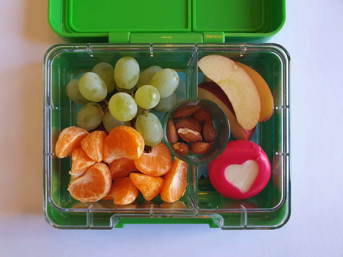 Angereichert mit Milchprodukten und Nüssen … verschiedene Znüniboxen, gefüllt mit Früchten, Gemüse und Snacks