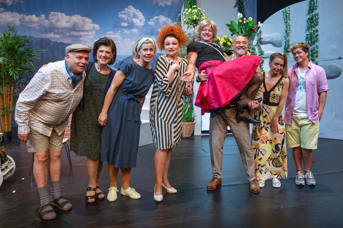 Das Ensemble auf der Bühne im Stück «Charleys Tante» mit Rolf Knie.