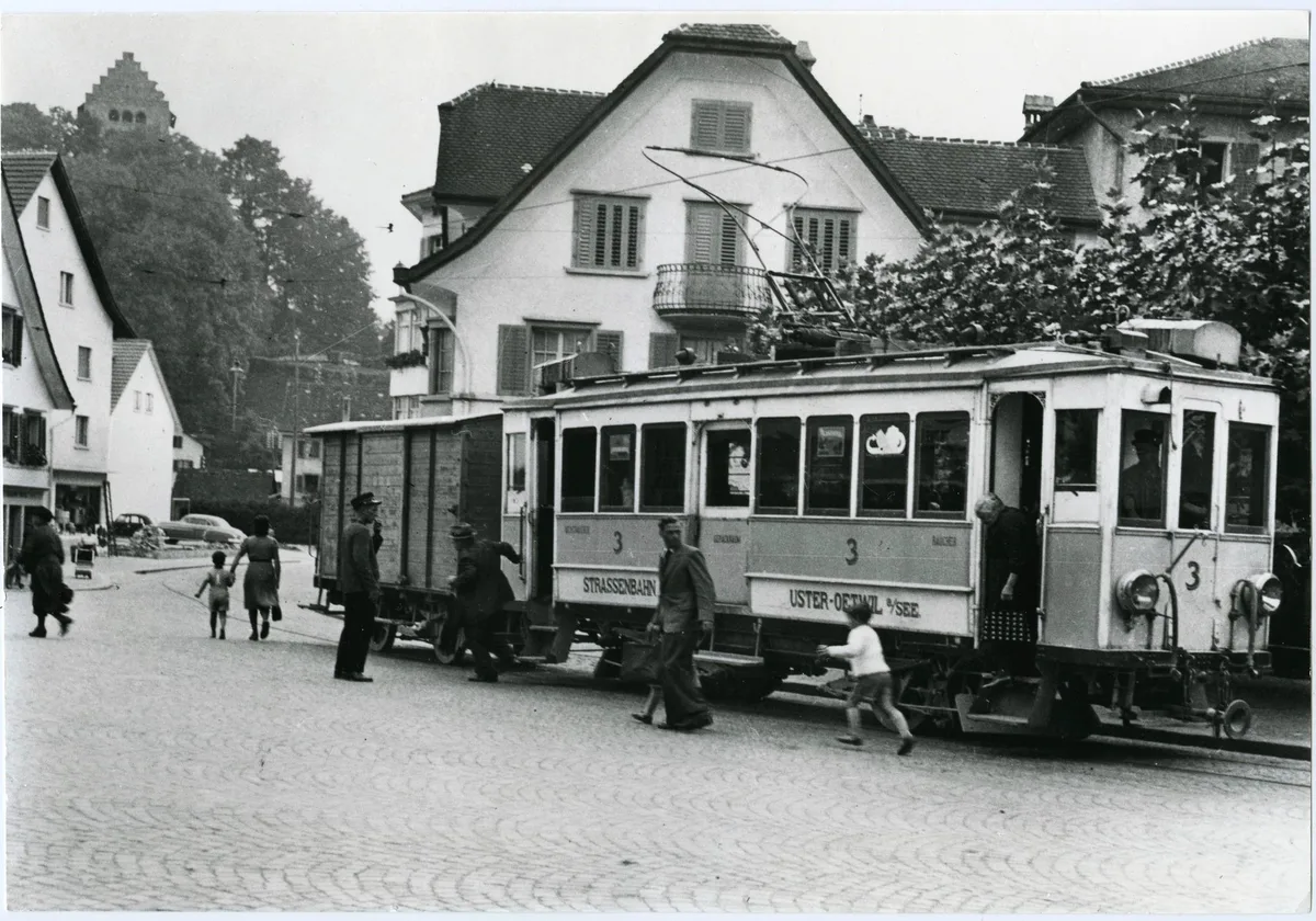 Die Uster-Oetwil-Bahn an der Zentralstrasse 1949.