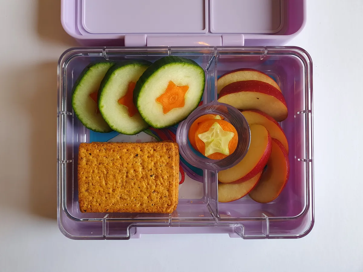 … oder Getreideprodukten, entsteht eine gute Kombination. verschiedene Znüniboxen, gefüllt mit Früchten, Gemüse und Snacks