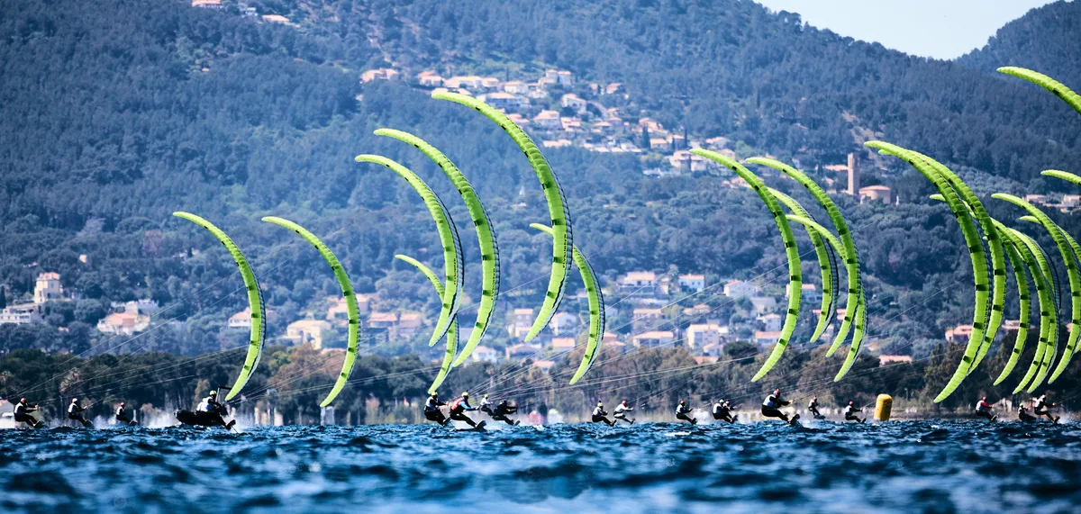 Die Rennen beginnen im Massenstart. Kitesurf-Rennen an den Olympischen Spielen mit der Oberländerin Elena Lengwiler.