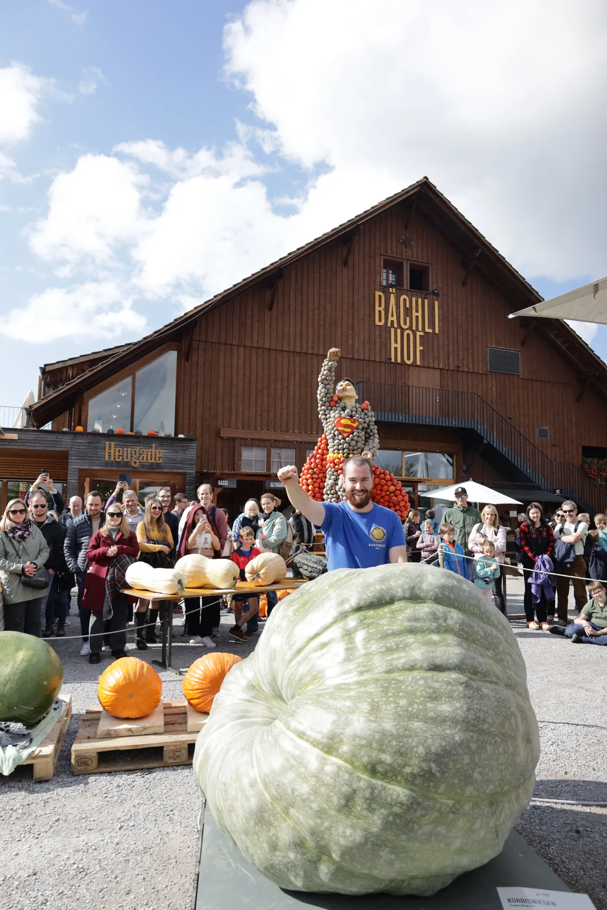 Florian Isler posiert mit seinem Squash-Kürbis an der Schweizer Meisterschaf auf dem Bächlihof in Jona.