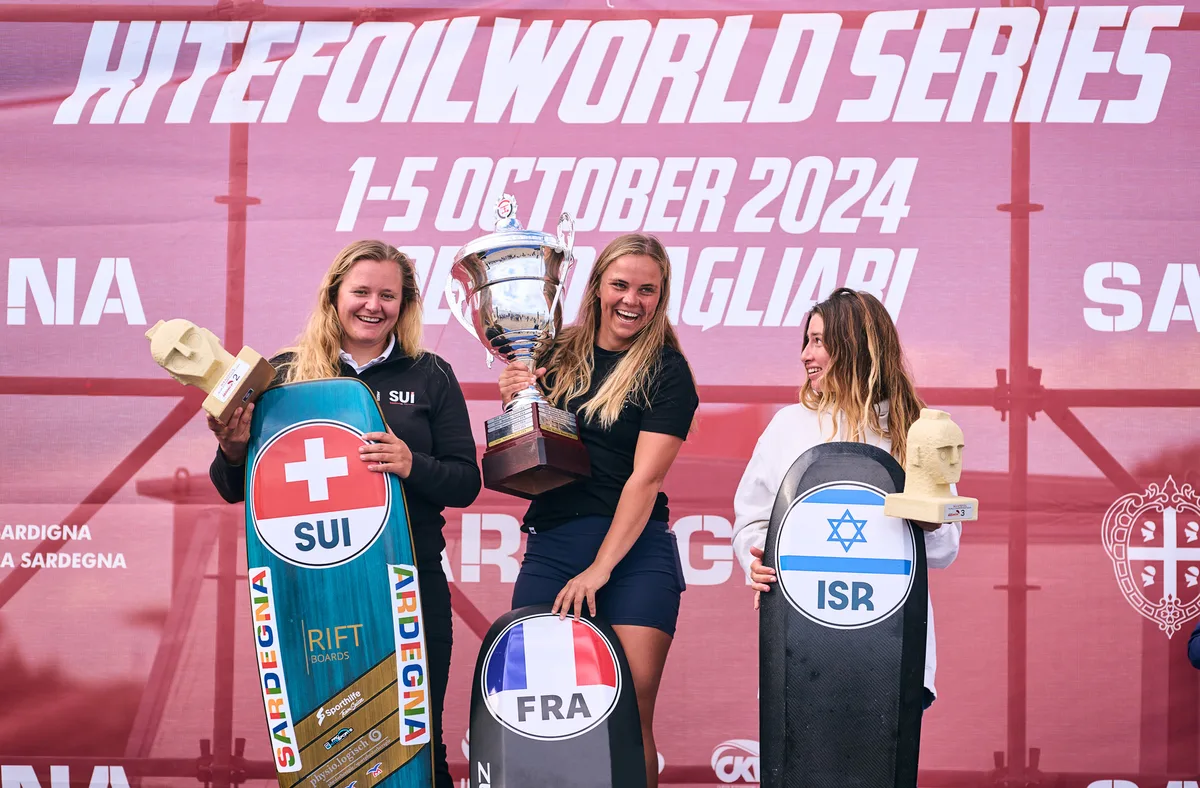 Elena Lengwiler (ganz links) erreichte 2024 bei mehreren internationalen Wettkämpfen Spitzenplatzierungen. Die Oberländer Kitesurferin Elena Lengwiler (ganz links).