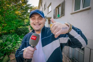 «Misison:EAZ» - der Wetziker Rapper EAZ stellt sich in seiner eigenen SRF-Sendung in fünf Folgen zahlreichen Abenteuern und wagt sich aus seiner Komfortzone. «Misison:EAZ» - der Wetziker Rapper EAZ stellt sich in seiner eigenen SRF-Sendung in fünf Folgen zahlreichen Abenteuern und wagt sich aus seiner Komfortzone.