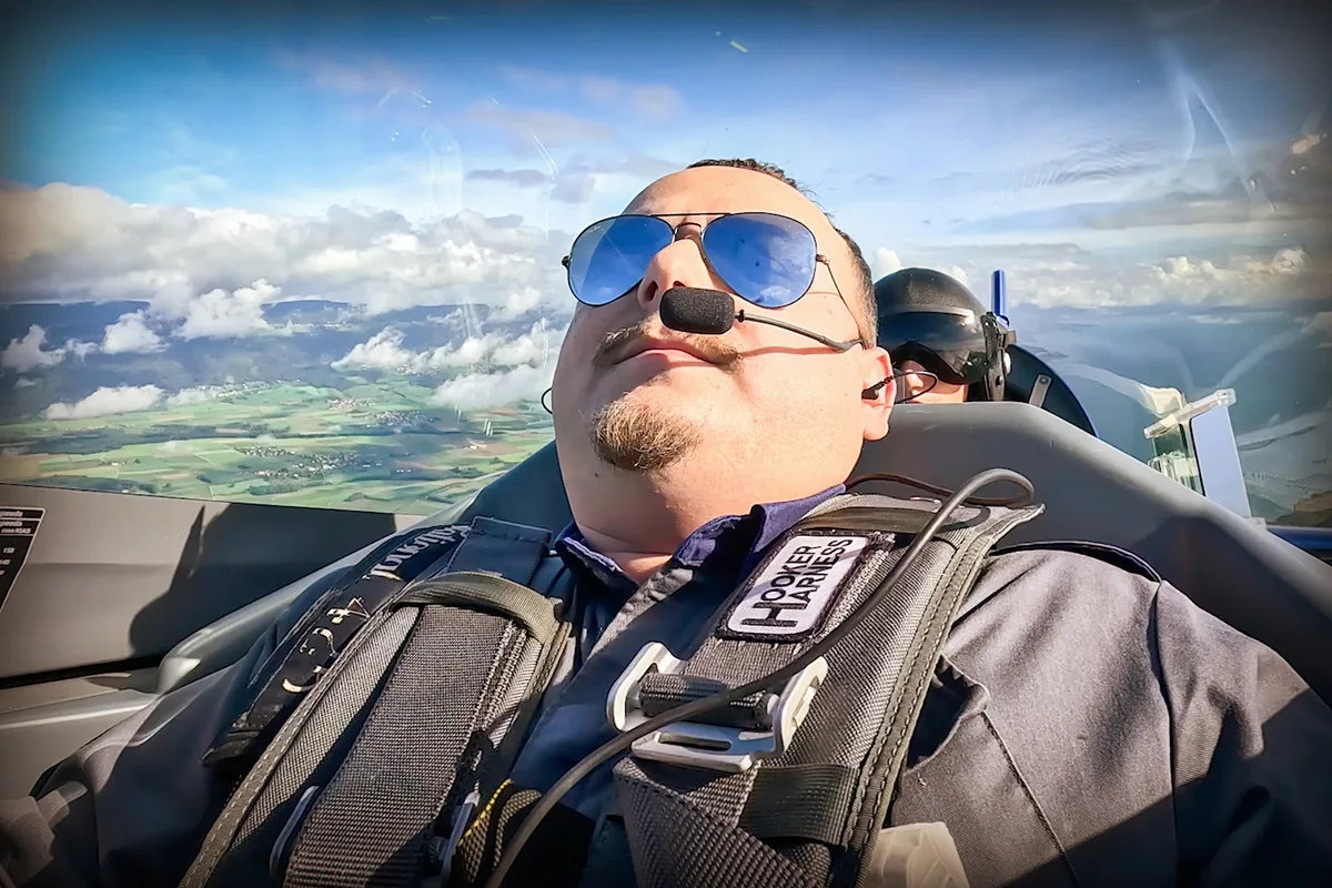 Ein Mann sitzt angespannt in einem Flugzeug.
