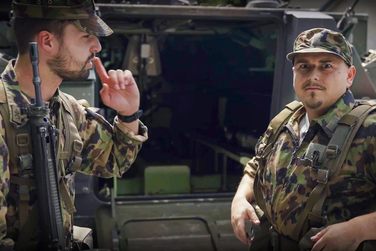 Zwei Männer in Militäruniform.