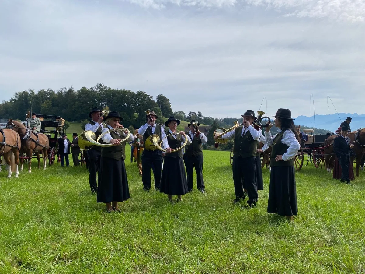 Musikalisch begleitet wurde das Picknick durch die Jagdhornbläser vom Rhy unter der Leitung von Rolf Keller. Eine Gruppe Jagdhornbläser.