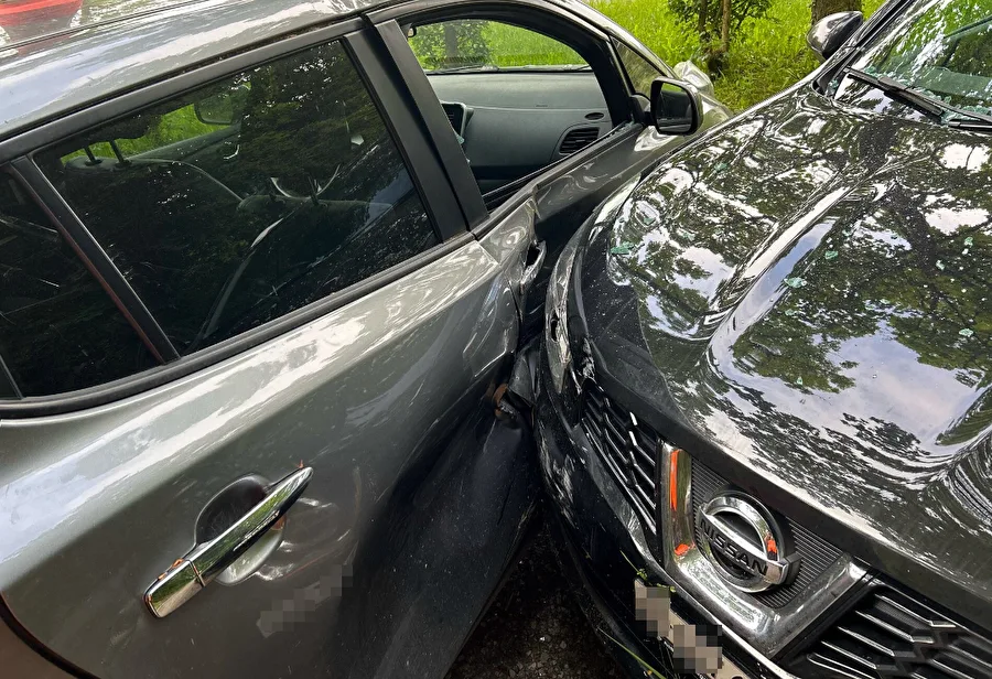 Das angefahrene Auto musste abgeschleppt werden. Das angefahrene Auto musste abgeschleppt werden.