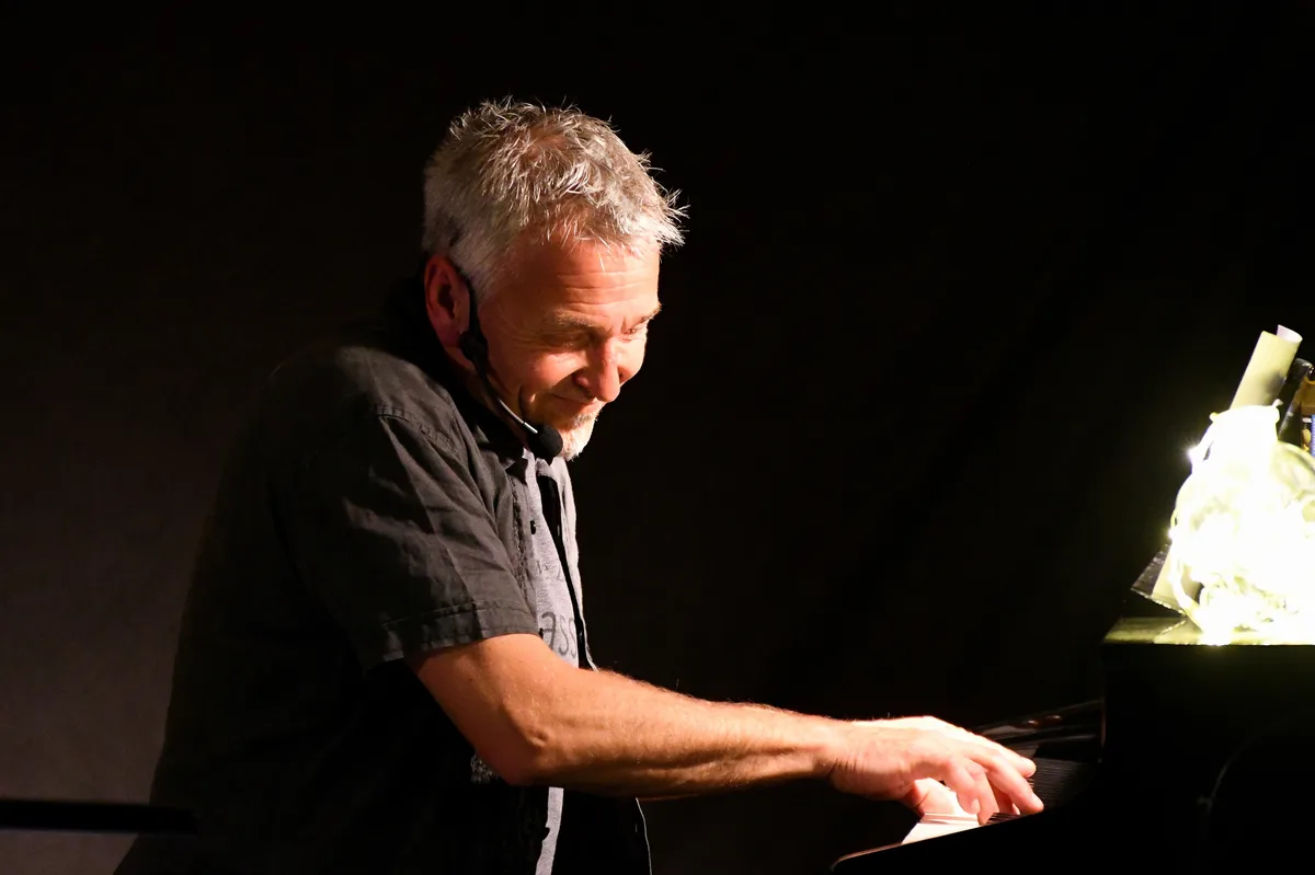 Der Inhaber und Geschäfsführer von Musik Schärz, Dany Schärz, spielt auf dem elektischen Piano. Er ist im Sommer 2022 verstorben.