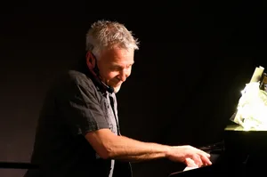 Untitled Der Inhaber und Geschäfsführer von Musik Schärz, Dany Schärz, spielt auf dem elektischen Piano. Er ist im Sommer 2022 verstorben.