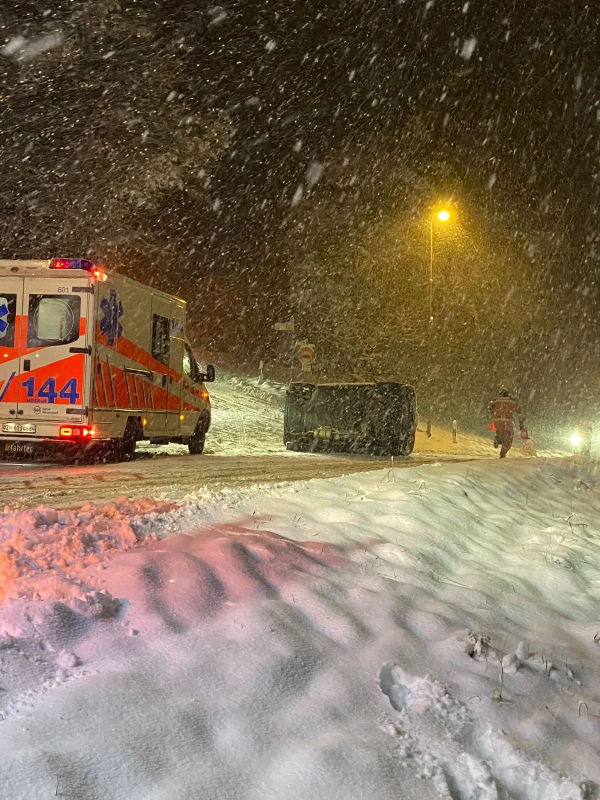 In Uessikon, Gemeinde Maur, verunfallte am Donnerstagabend ein Auto aufgrund von Schneeglätte. Unfallstelle mit Fahrzeug, das auf der Seite liegt.