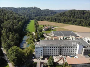 Der Umbau der einstigen Spinnerei zu Wohnraum begann im Herbst 2023. Ein Teil der Kinder der künftigen Mieterschaft wird in Kyburg (oberer Bildrand) zur Schule gehen. (Archiv) Der Umbau der einstigen Spinnerei zu Wohnraum begann im Herbst 2023. Ein Teil der Kinder der künftigen Mieterschaft wird in Kyburg (oberer Bildrand) zur Schule gehen. (Archiv)