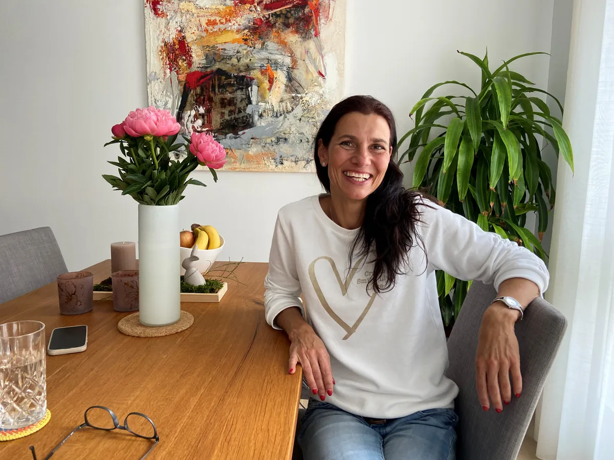 Andrea Ammann an einem Tisch.