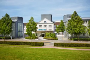 22081697-1 Ustermer Chirurgen führen gewisse Operationen künftig in der Klinik Hirslanden durch.