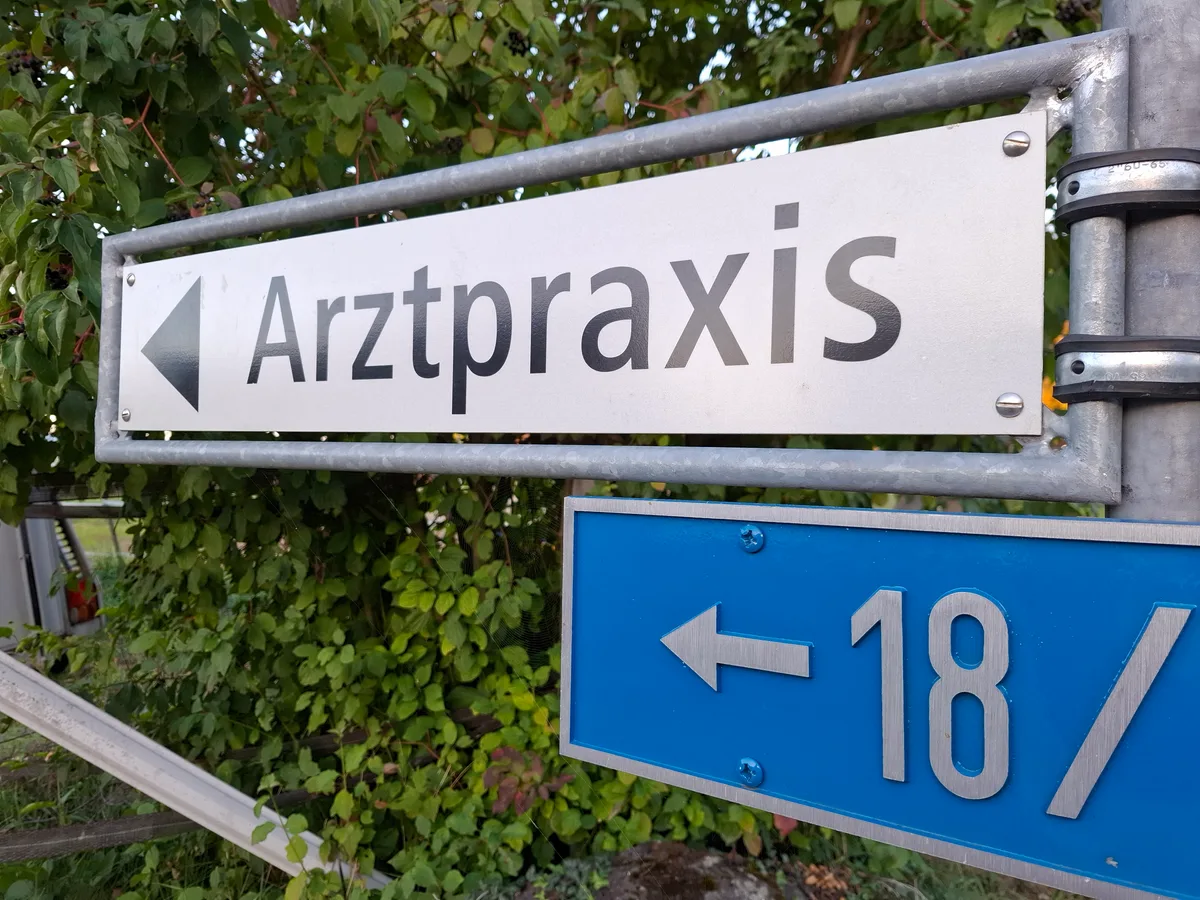 13897552-4 Schnell zum Arzt, um ein Zeugnis zum Blaumachen zu holen: ein Plan, der einem Mann misslang. (Symbolfoto)