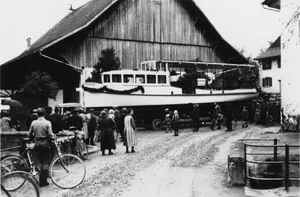 30853425-8 Aufwendiger Transport: Das Motorschiff «MS Heimat» musste im Mai 1933 zur Einwasserung vom Zürichsee mit zwei Traktoren nach Maur transportiert werden.