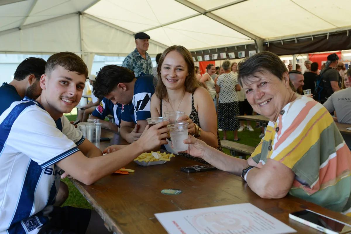 Auch das Gastro-Angebot gehört zum «Grümpi». Das Grümpelturnier in Bauma fand trotz der Hitze stadt. Von Freitag bis Sonntag wurde in Bauma fleissig Fussball gespielt. Fotos Mirjam Müller , jam