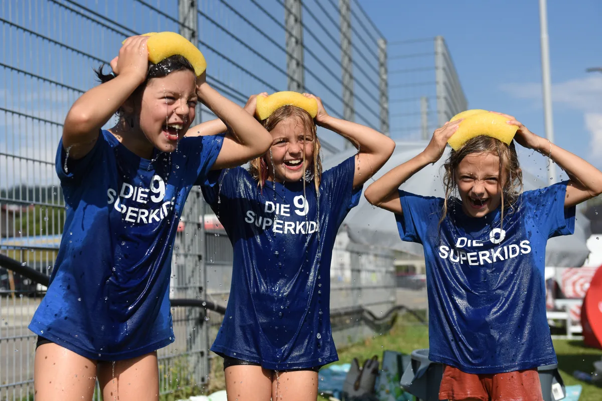 noneAlissia, Shari, Andrina von den «9 Superkids» beim abkühlen mit Schwamm. Schülergrümpi vom Sonntag 28.06.2026. Bauma