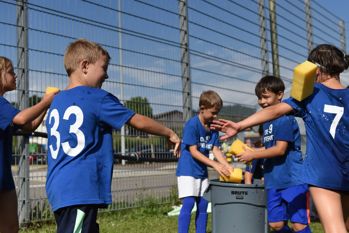 Mit Waser und Schwämmen hielten sich die Kids frisch. Schülergrümpi vom Sonntag 28.06.2026. Bauma