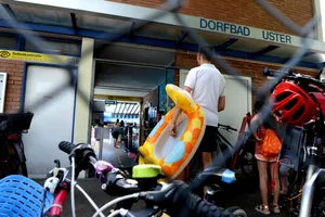13283330-12 Dorfbadi in Uster am Wochenende 19.Juni 2021
personen warten auf den Einlass vor der Badi
Fotos Mirjam Müller (jam)