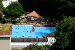 Dorfbadi in Uster am Wochenende 19.Juni 2021
personen warten auf den Einlass vor der Badi
Fotos Mirjam Müller (jam) Dorfbadi in Uster am Wochenende 19.Juni 2021
personen warten auf den Einlass vor der Badi
Fotos Mirjam Müller (jam)