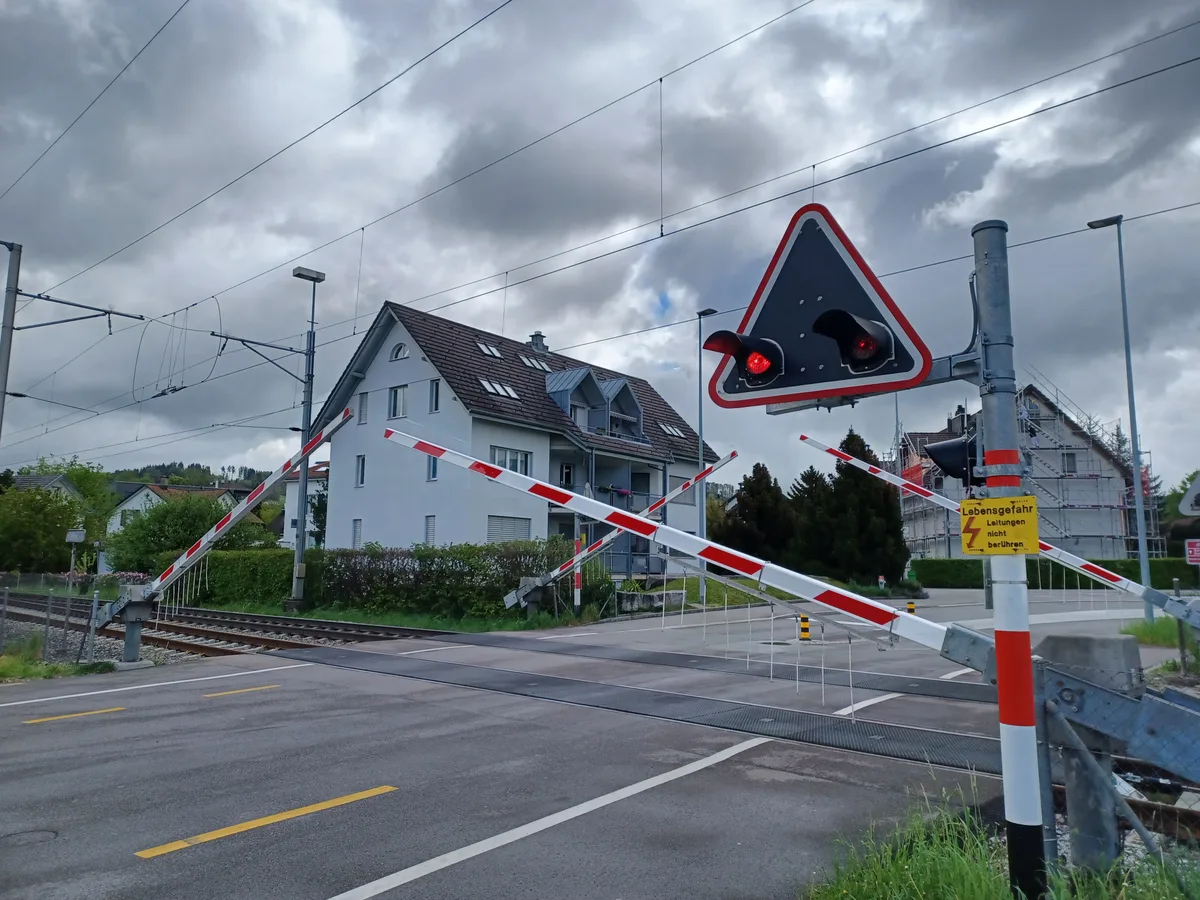 Ein Bahnübergang mit Schranken.