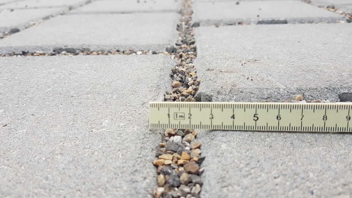 Die Fugen des Sickertrottoirs an der Illnauer Wingertstrasse sind drei Zentimeter breit. Die Fugen des Sickertrottoirs an der Illnauer Wingertstrasse sind drei Zentimeter breit.