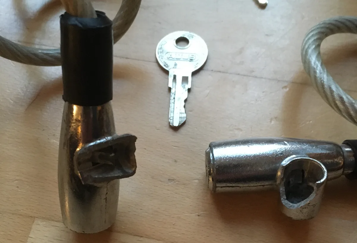 Die geständigten Jugendlichen beschädigten in einem Velokeller Dutzende von Fahrradschlösser.