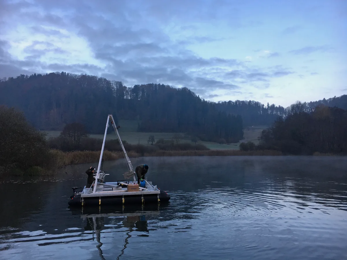 Im November 2019 war das Bohrfloss auf dem Bichelsee unterwegs. Im November 2019 war das Bohrfloss auf dem Bichelsee unterwegs.
