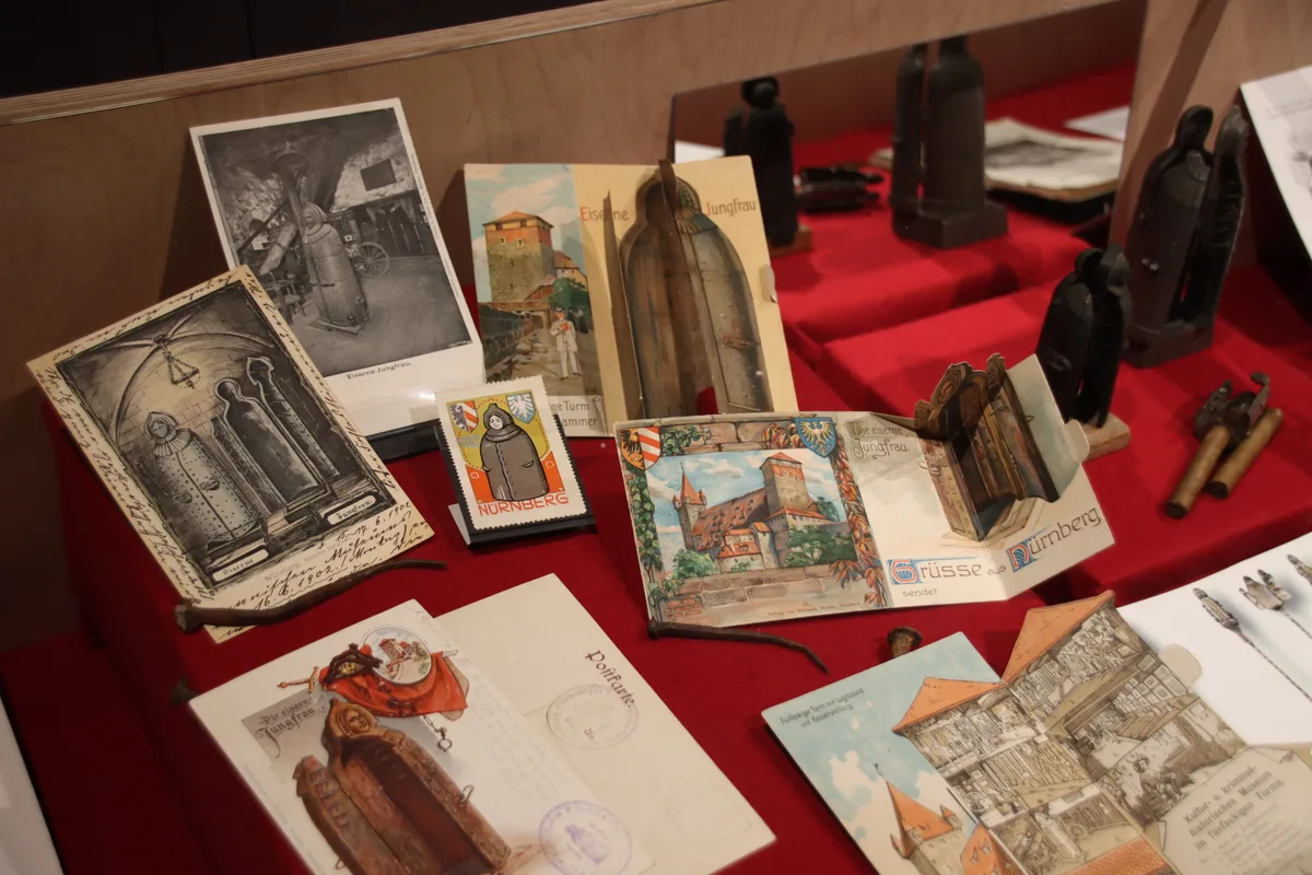 Eiserne-Jungfrau-Merchandise aus Nürnberg, Vitrine der Ausstellung «Fantasiemaschine»