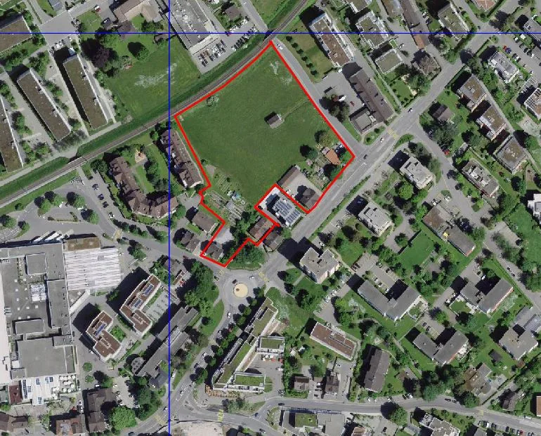 Rot eingerahmt ist das Gelände auf dem Binzfeld, das der Stadt gehört. Dort soll ganz in der Nähe zum Stadthaus (unten links) ein Park entstehen.