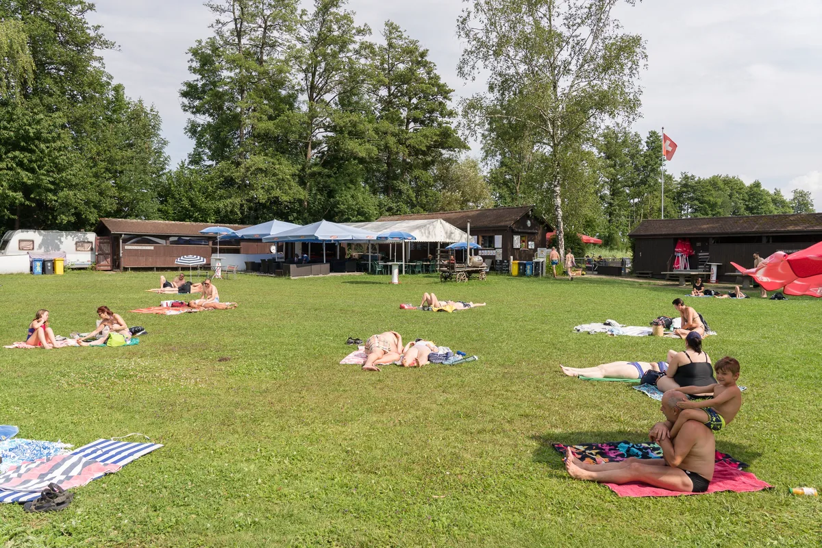Blick auf die Gebäude und die Wiese der Badi Egg im Sommer 2019.