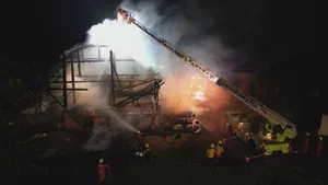 In Freudwil in der Gemeinde Uster ZH ist in der Nacht auf Sonntag ein Wohnhaus in Brand geraten. In Freudwil in der Gemeinde Uster ZH ist in der Nacht auf Sonntag ein Wohnhaus in Brand geraten.