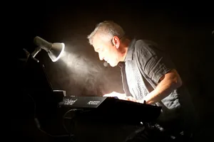 10327385-1 Der Inhaber und Geschäfsführer von Musik Schärz, Dany Schärz, spielt auf dem elektischen Piano. Er ist im Sommer 2022 verstorben.
