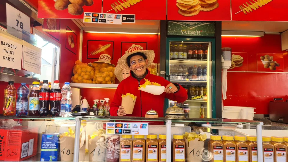 Mann an einem Stand am Ustermärt