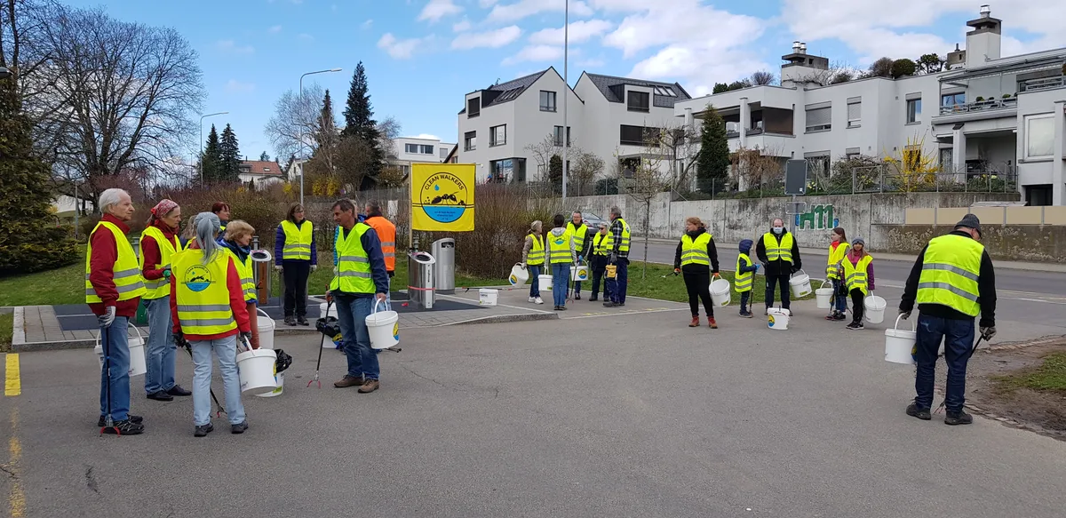 Der Volketswiler Verein Clean Walkers unterwegs. Der einzelne Mann ist Vereinspräsident Michel Fässler. Die Daten der Bilder ist auf den jeweiligen Dateien angegeben.