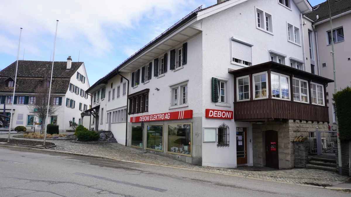 Der Laden der De Boni Elektro AG beim Hinwiler Dorfplatz.