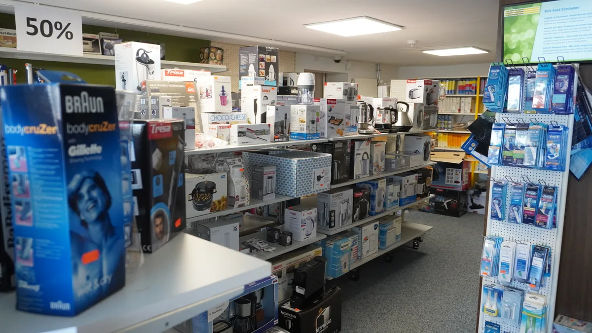 Elektrogeräte im Ladengeschäft de De Boni Elektro AG.