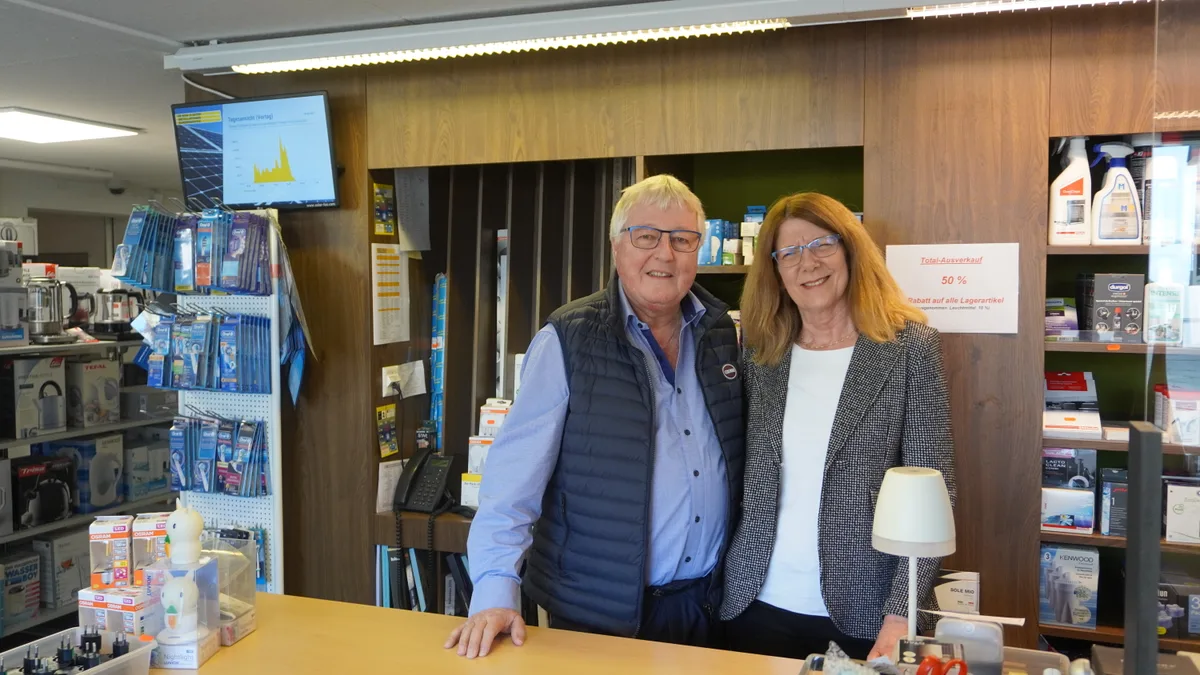 Armin Pfiffner und Brigitte De Boni in ihrem Ladengeschäft.
