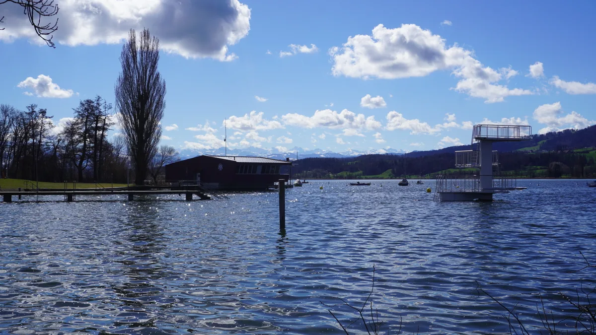 Sicht auf die Badi Niederuster mit Sprungturm.