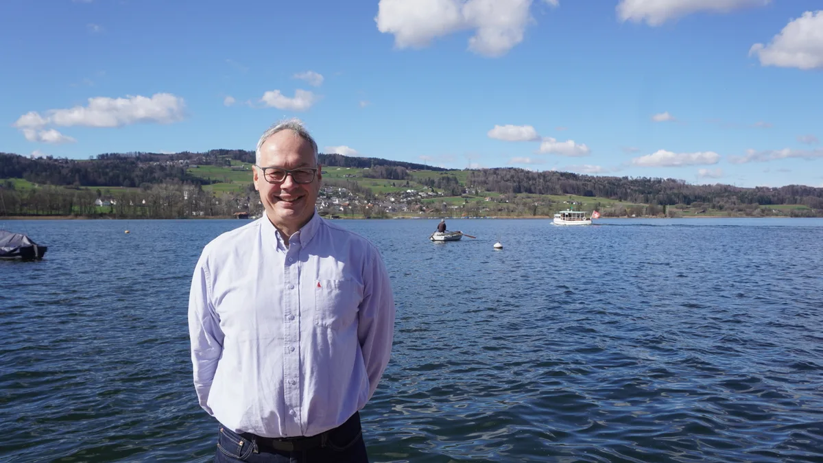 Harald Müller, Organisator des Blaueierschwimmens, vor dem Sprungturm in der Badi Niederuster.