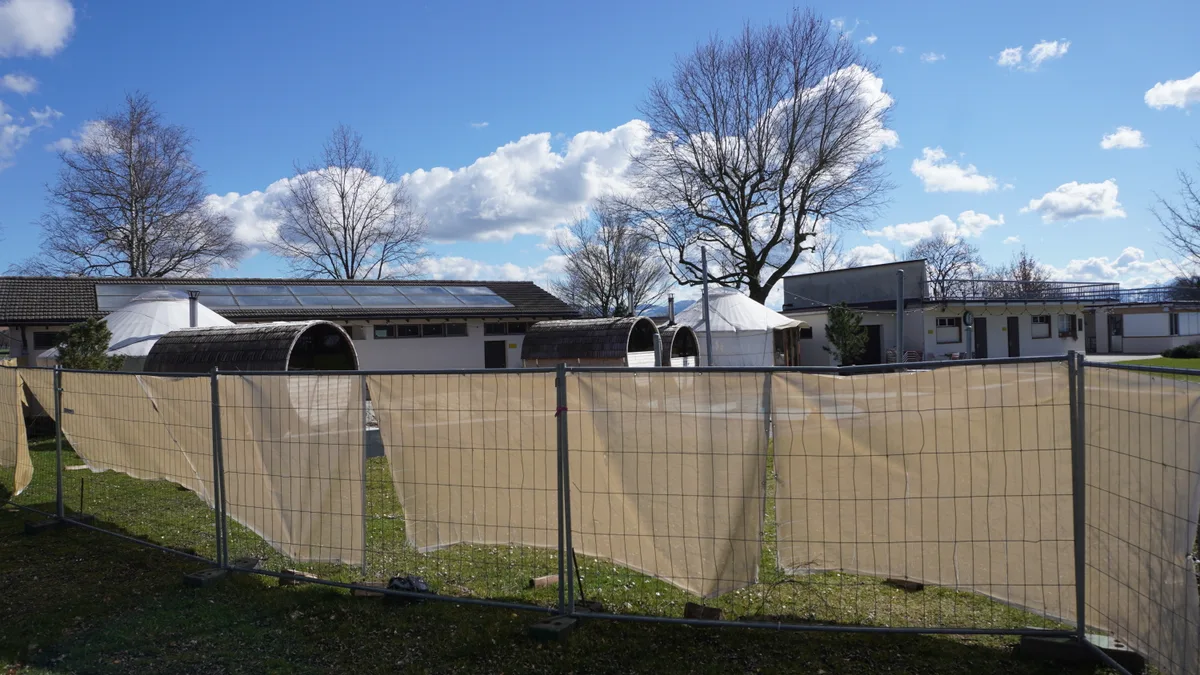 Absperrungen in der Badi Niederuster wegen der Sauna am See.