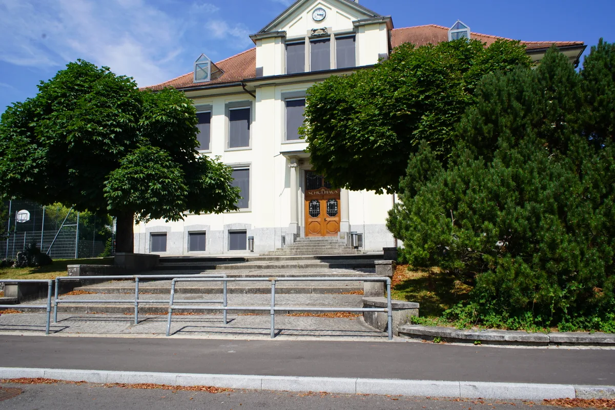 Das alte Schulhaus Bühl bleibt zwar – mehrere Bäume müssen laut der Stadt aber weichen. 