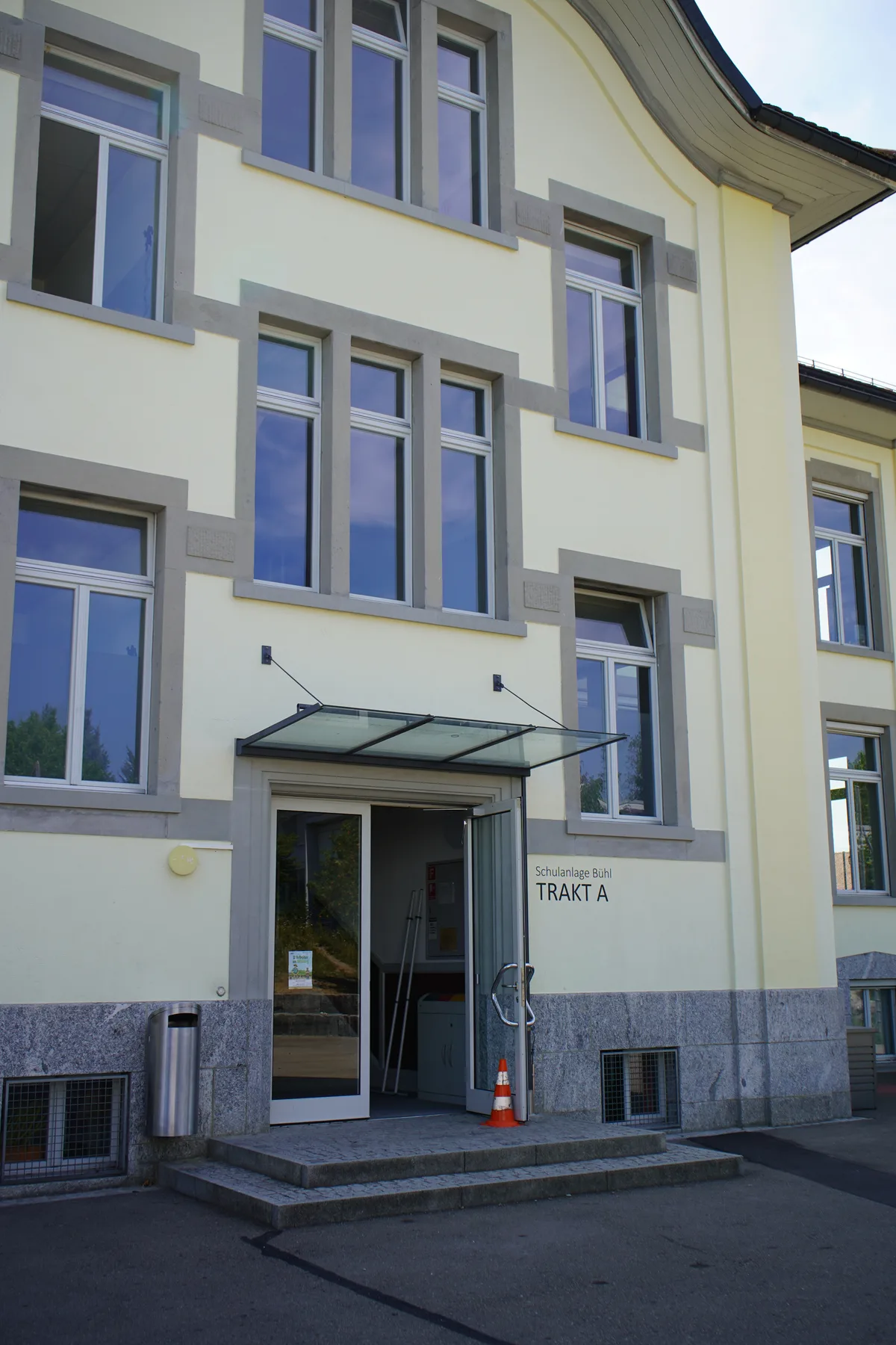 Frontansicht des alten Schulhauses. 