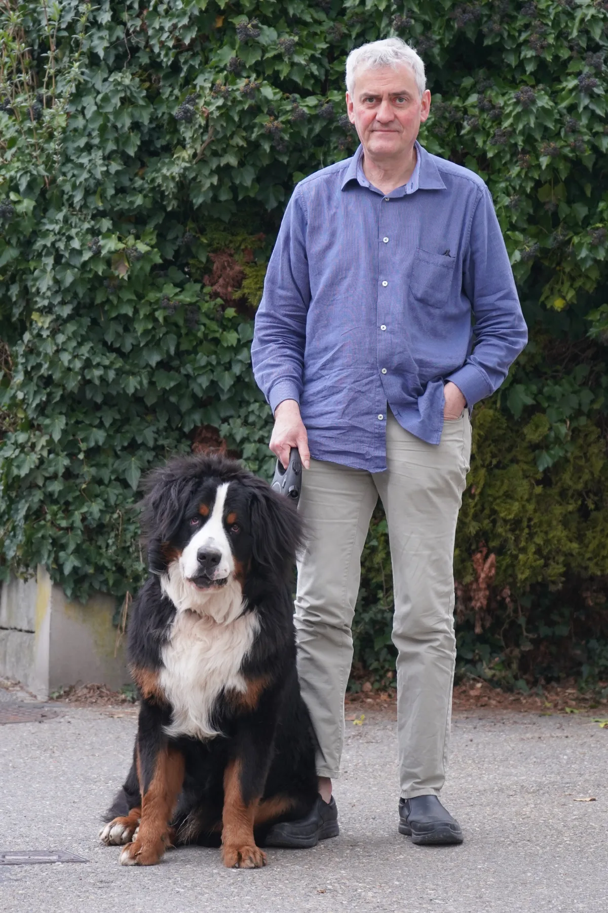Georg Otto Schmid mit seinem Berner Sennenhund.